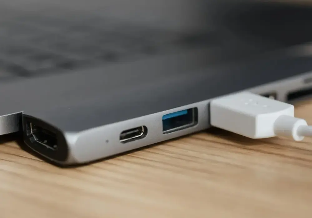 MacBook USB-C - jak podłączyć pendrive bez frustracji?