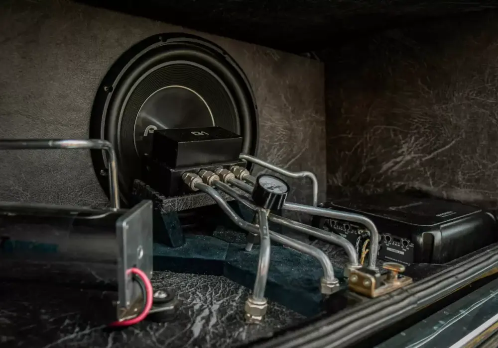 Jak podpiąć subwoofer w samochodzie - Bezpieczny montaż krok po kroku