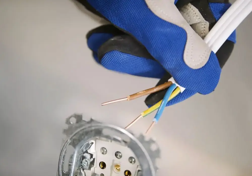 Jak podłączyć przewody do wtyczki elektrycznej - Bezpieczny poradnik