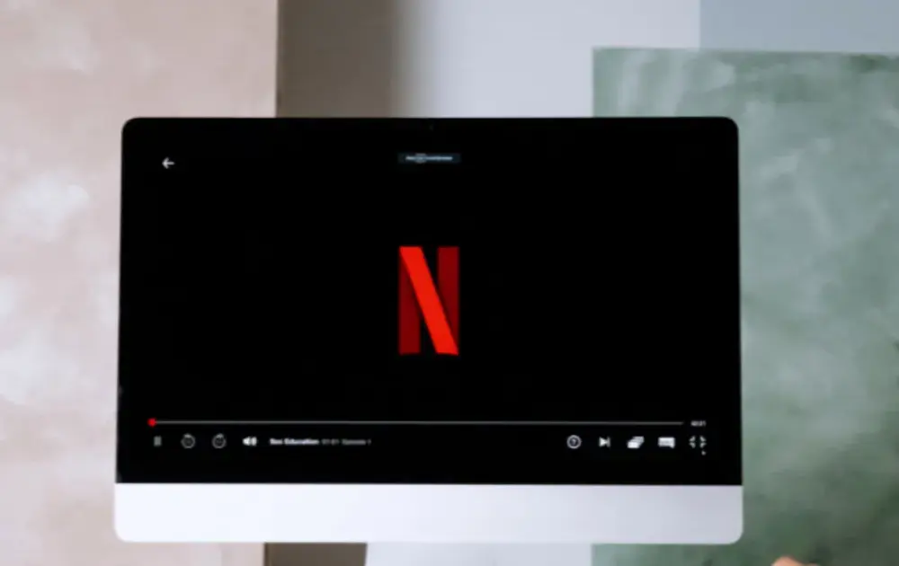 Jak pobrać film z Netflix? Prosty sposób na oglądanie offline