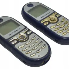 Dwa stare modele Motorola, klasyki telefonii komórkowej, z widocznymi śladami użytkowania.