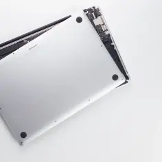 Rozkręcony MacBook Pro, widoczne wnętrze z płytą główną. Może być pomocne przy próbie reset SMC.