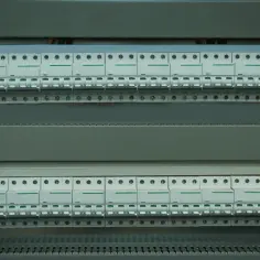 Panel z wyłącznikami nadprądowymi i różnicowoprądowymi. Schemat podłączenia różnicówki jednofazowej jest widoczny na jednym z rzędów.