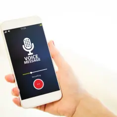 Dyktafon w telefonie Samsung nagrywa wiadomość głosową.