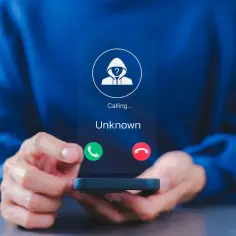 Ekran telefonu z ikoną nieznanego dzwoniącego i przyciskami odbierania/odrzucania połączenia.