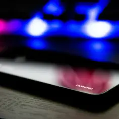 Telefon Huawei z logo, w tle niebieskie i czerwone światła. To może być związane z tym, hms core co to jest.