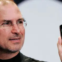 Steve Jobs prezentuje pierwszego iPhone'a.