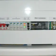 Panel elektryczny z wyłącznikiem głównym, ochronnikami przepięciowymi i blokiem rozdzielczym. Zabezpieczenie kontrolek faz zapewnia bezpieczeństwo instalacji.