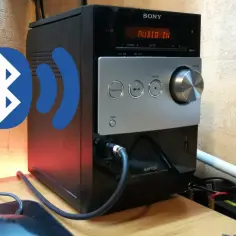 Jak podłączyć starą wieżę do bluetooth? Na zdjęciu widać wieżę Sony z symbolem bluetooth, sugerującym bezprzewodowe połączenie.