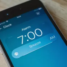 Budzik iPhone ustawiony na 7:00 AM. Czas na drzemkę, zanim zadzwoni dźwięk budzika iPhone.