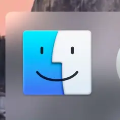 Ikona aplikacji Finder na macOS i ikona rakiety.