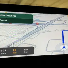Nawigacja w samochodzie pokazuje trasę do Domaniewskiej. Dowiedz się, jak pobrać mapę Google offline, by nie zgubić się w podróży.