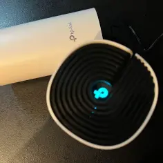 Router TP-Link z niebieskim podświetleniem. Dowiedz się, jak zmienić hasło w routerze T-Mobile, aby zabezpieczyć swoją sieć.