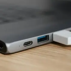 Podłączanie pendrive'a do MacBooka przez hub USB-C. Widoczny port USB-A i USB-C.