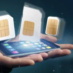 Dłoń trzyma smartfon, nad którym unoszą się karty SIM (micro, mini, nano). Dowiedz się, jak aktywować kartę SIM.