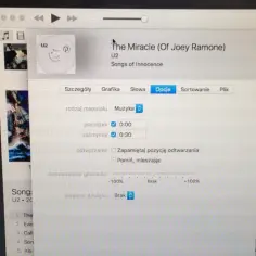 Jak ustawić dzwonek w iPhone? Na ekranie komputera widać okno programu iTunes z opcjami edycji utworu "The Miracle (Of Joey Ramone)" zespołu U2.