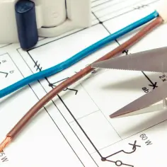 Kabel czarny, brązowy, niebieski jak podłączyć? Schemat elektryczny, nożyczki i przewody do połączenia.