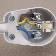 Jak podłączyć kable do wtyczki: 8 kroków bezpiecznej instalacji