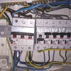 W skrzynce bezpieczników widać brak jednej fazy. Bezpieczniki są ok, ale instalacja wymaga uwagi.