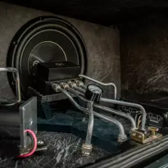 Subwoofer samochodowy z manometrem i wzmacniaczem.