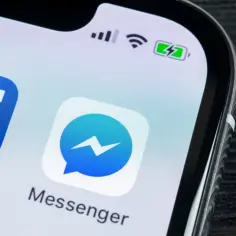 Ikona Messengera na ekranie telefonu. Dowiedz się, jak włączyć dymki czatu na Messengerze, by rozmowy były jeszcze wygodniejsze.