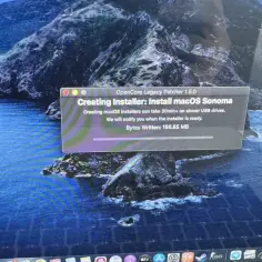 MacBook tworzy instalator macOS Sonoma z USB. Proces tworzenia instalacji systemu z USB trwa.