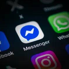 Ikona aplikacji Messenger na ekranie iPhone'a. Dowiedz się, jak pobrać Messenger na iPhone, aby połączyć się ze znajomymi.