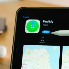 Ekran tabletu z aplikacją "Znajdź mój iPhone" i rysikiem Apple.
