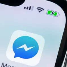 Ikona Messengera na ekranie telefonu. Chcesz wiedzieć, jak pobrać zdjęcia z Messengera na telefon?
