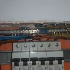 Instalacja elektryczna z listwą zaciskową i przewodami. Dowiedz się, jak sprawdzić uziemienie w gniazdku miernikiem.