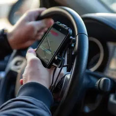 Uchwyt na telefon do kratki - jaki model wybrać do samochodu? Poradnik zakupowy.