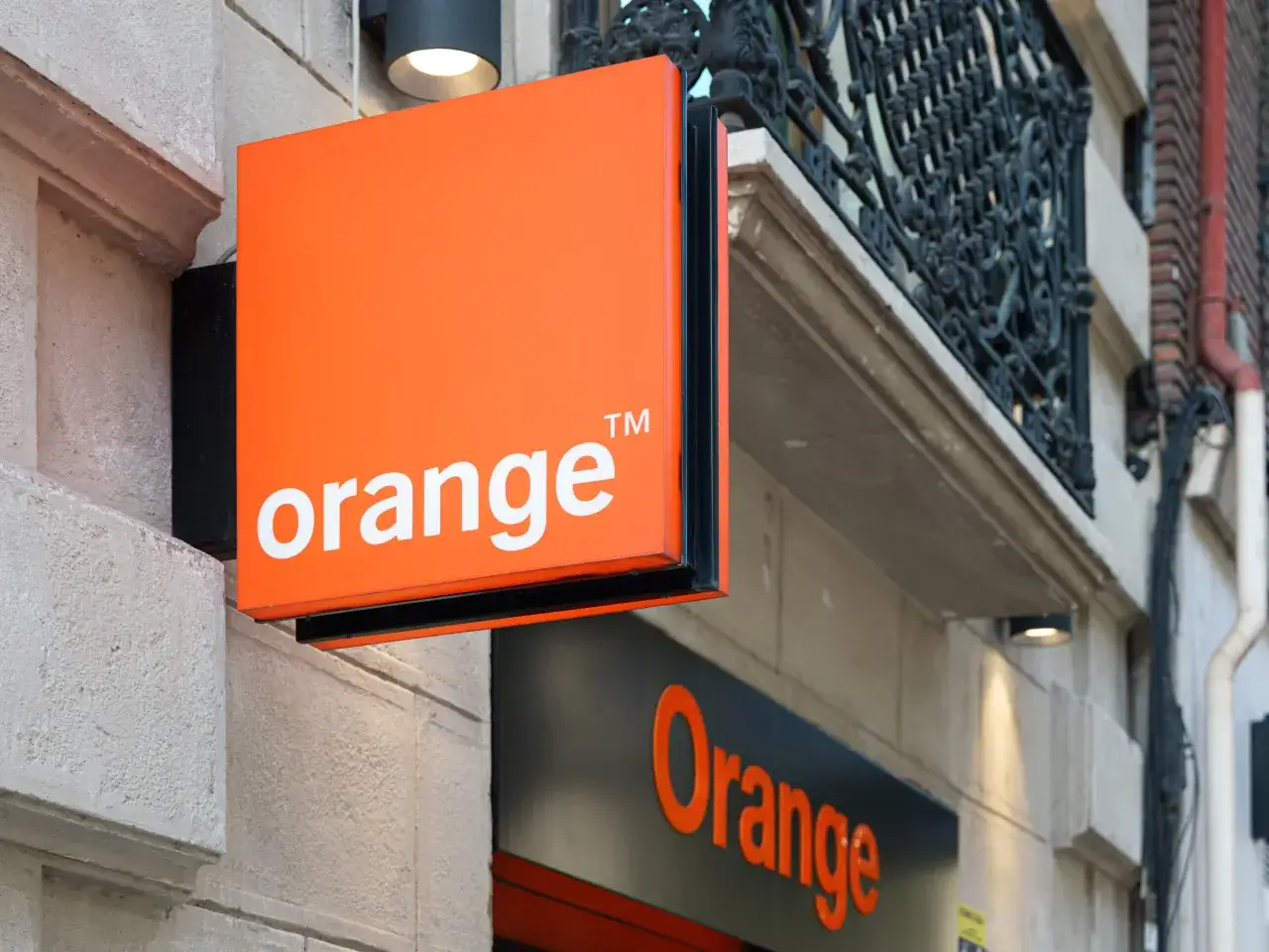 Pomarańczowy szyld Orange z białym logo. Może to być numer poczty głosowej Orange, jeśli chcesz zostawić wiadomość.