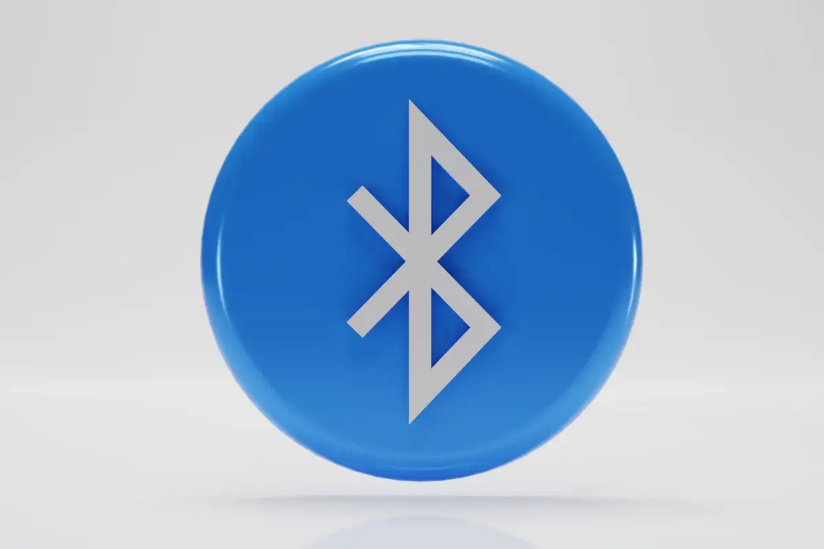Ikona Bluetooth na niebieskim tle. Dowiedz się, jak zresetować Bluetooth w telefonie, gdy połączenie nie działa.