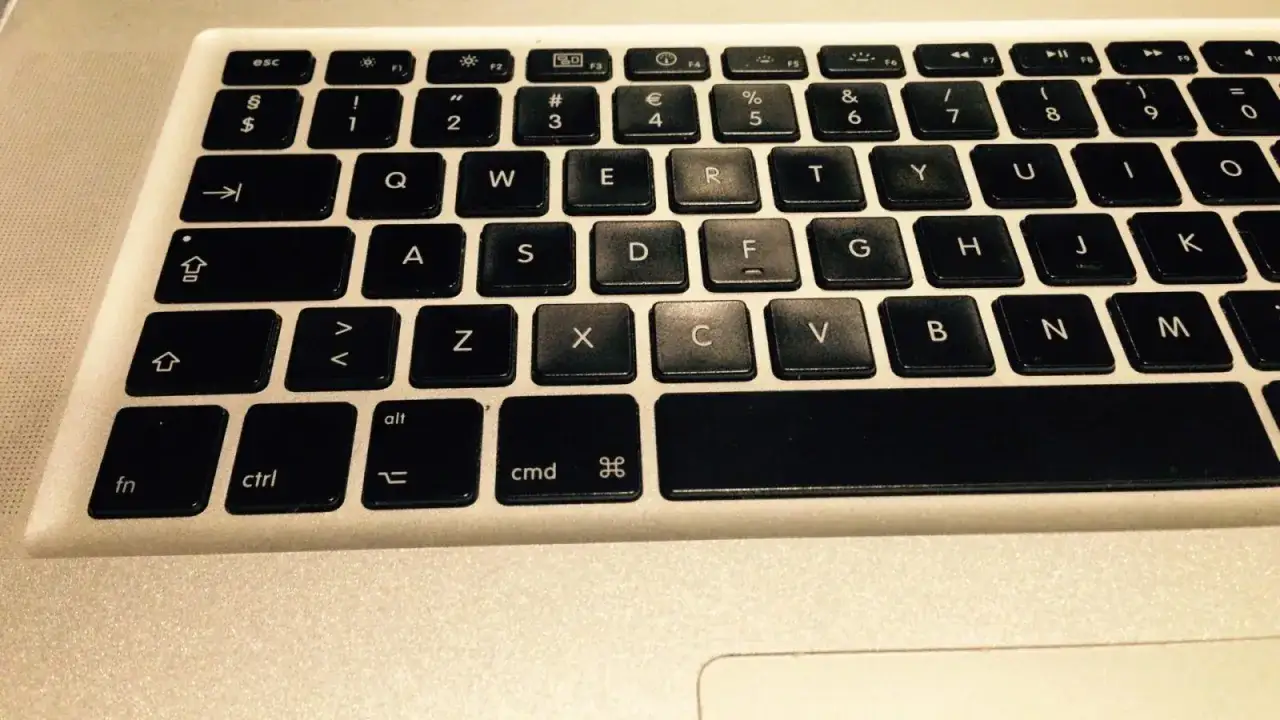 Klawiatura MacBook. Gdzie jest delete na macu? Zazwyczaj jest to klawisz 