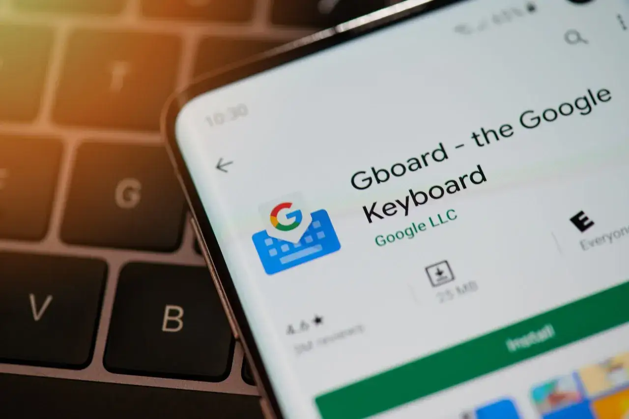 Ekran smartfona z aplikacją Gboard - the Google Keyboard. Widoczna ikona aplikacji i przycisk 