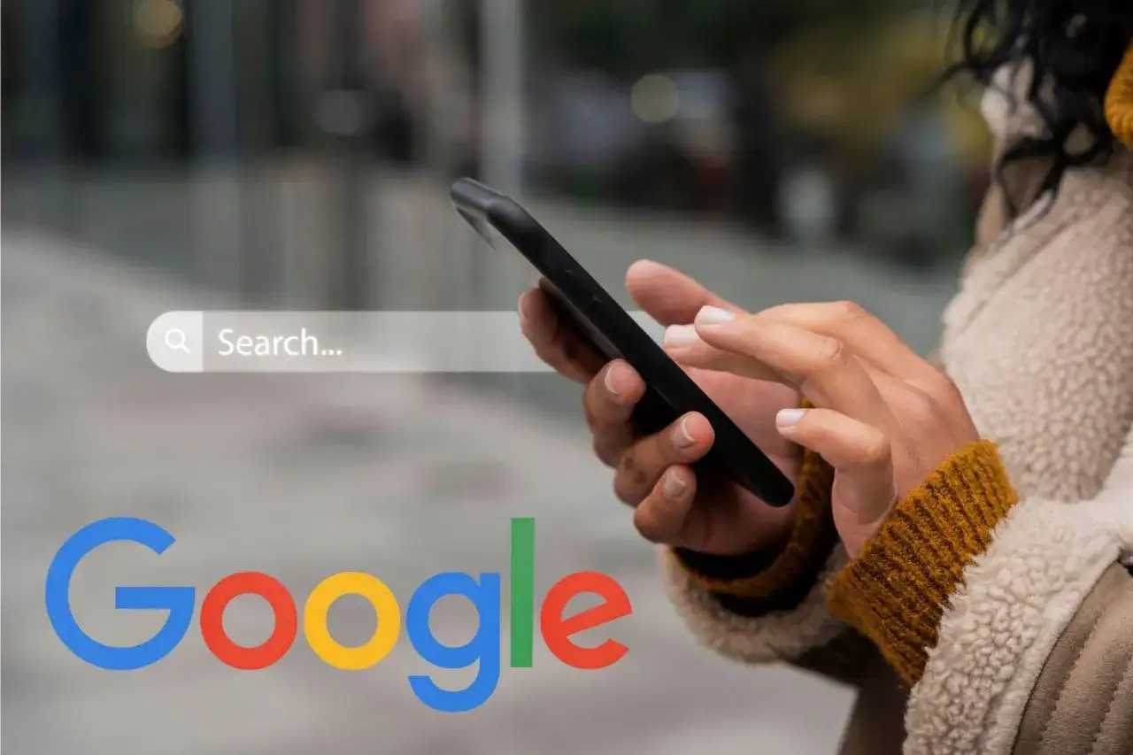 Osoba korzysta z telefonu, aby dowiedzieć się, jak dodać pasek wyszukiwania Google.