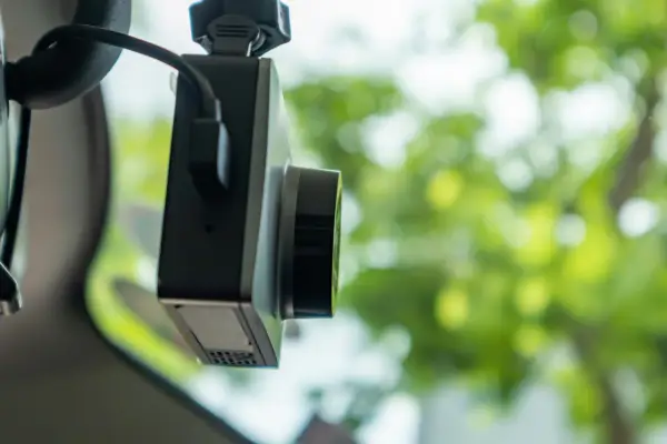 Podłącz wideorejestrator na stałe - Tryb parkingowy i ochrona akumulatora
