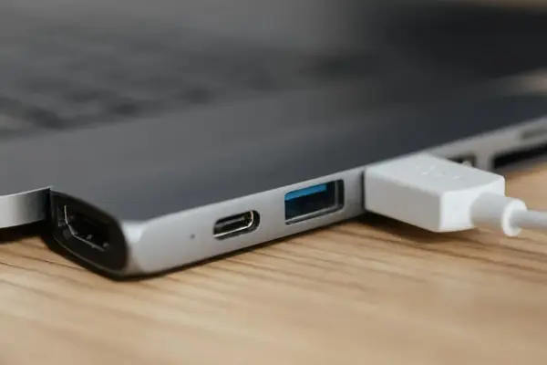 MacBook USB-C - jak podłączyć pendrive bez frustracji?