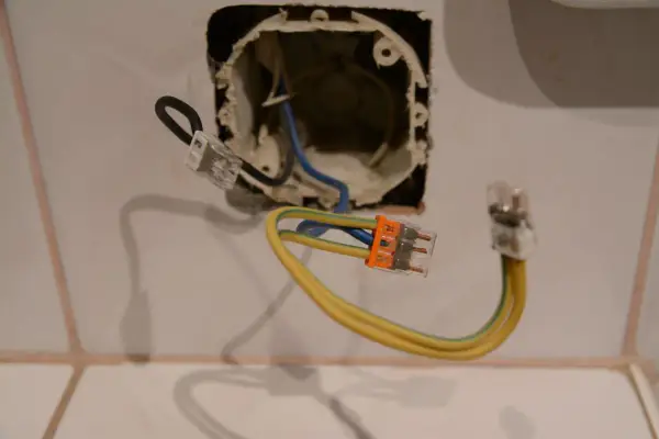 Kabel dwużyłowy do wtyczki z bolcem - jak uniknąć zagrożeń?