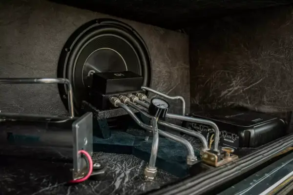 Jak podpiąć subwoofer w samochodzie - Bezpieczny montaż krok po kroku