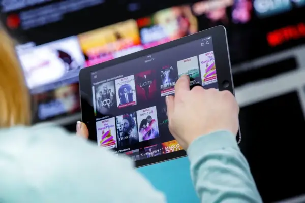 Netflix offline na komputerze - Jak pobrać filmy i seriale?