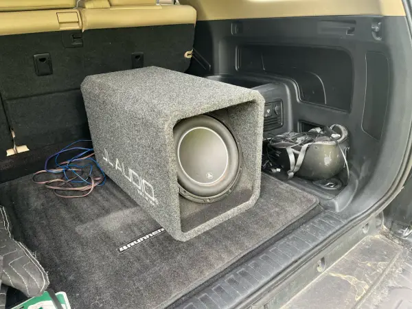 Subwoofer w samochodzie - jak zamontować? Pełny poradnik DIY
