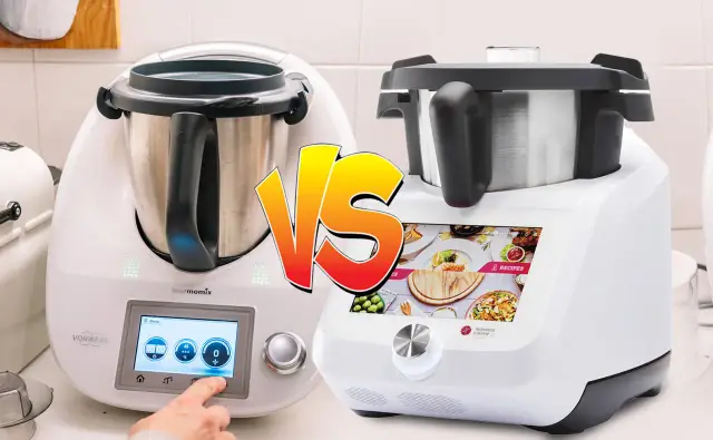 Dwa roboty kuchenne: Thermomix i Monsieur Cuisine Smart, z napisem "VS".